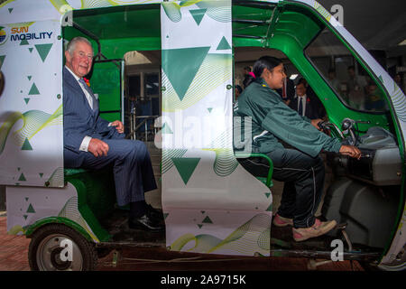 Der Prinz von Wales ist eine Demonstration eines e-rikscha (Rikscha) angetrieben von Maria als besucht er die Indische Met Office, New Delhi, am ersten Tag der königlichen Besuch in Indien. Stockfoto