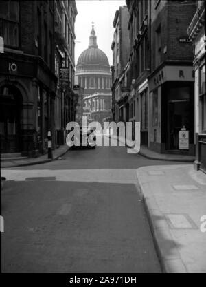 Ein Blick auf die St. Paul's Kathedrale in London, autofreien Gassen in den 1950er Jahren Stockfoto