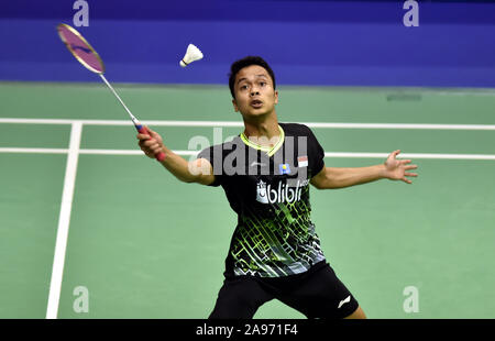 (191113) - HONG KONG, November 13, 2019 (Xinhua) - Anthony Sinisuka Ginting von Indonesien konkurriert während der Herren Einzel 1. runde Spiel gegen Ng Ka lange Angus von Hong Kong an China an der BWF Hong Kong Open 2019 Badminton Turnier in Hongkong, China, Nov. 13, 2019. (Xinhua / Lo Ping Fai) Stockfoto