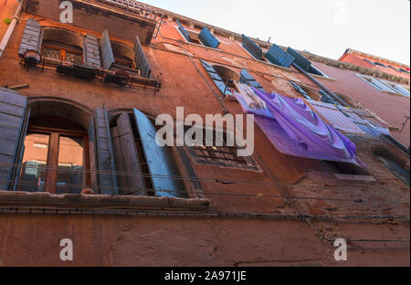 Traditionelle Art und Weise der Trocknung von Wäsche in Venedig, hängende Kleidung außerhalb der alten Gebäude, frische Luft trocken, Venedig, Italien, Europa Stockfoto