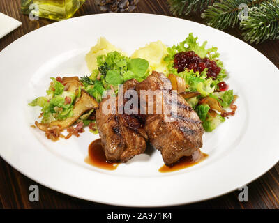 Wildschwein Steak mit Gemüse und Pilzen Stockfoto