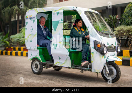 Der Prinz von Wales ist eine Demonstration eines e-rikscha (Rikscha) angetrieben von Maria als besucht er die Indische Met Office, New Delhi, am ersten Tag der königlichen Besuch in Indien. Stockfoto