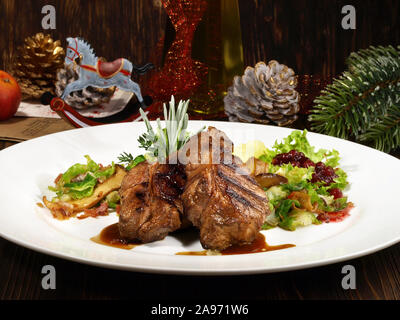 Wildschwein Steak mit Gemüse und Pilzen Stockfoto