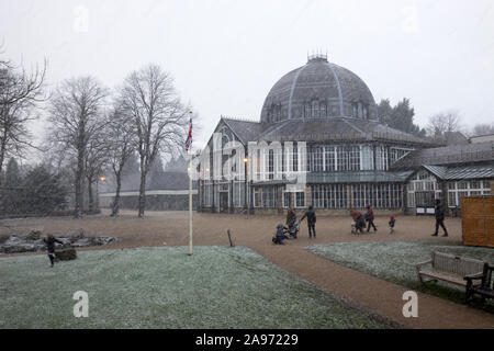 Buxton Musikpavillon und Pavillon im Schnee Derbyshire in England Stockfoto