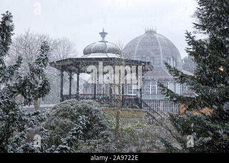 Buxton Musikpavillon und Pavillon im Schnee Derbyshire in England Stockfoto