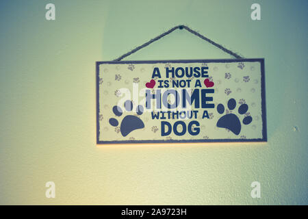 Ein Haus ist nicht ein Haus ohne Hund - holzbrett Stockfoto