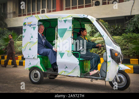 Der Prinz von Wales ist eine Demonstration eines e-rikscha (Rikscha) angetrieben von Maria als besucht er die Indische Met Office, New Delhi, am ersten Tag der königlichen Besuch in Indien. Stockfoto