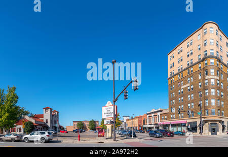 Main Street (E Main Ave) mit ehemaligen Patterson Hotel nach rechts und alten Northern Pacific Railway Depot auf der Linken, Bismarck, North Dakota, USA Stockfoto