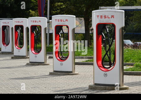 ELLWANGEN, Baden - Württemberg, Deutschland - September 01, 2019: Tesla Kompressor Station in der Nähe der Autobahn A7 in Baden-Württemberg, Deutschland. Stockfoto