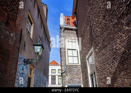 Historische Häuser in der Bonte ossteeg, eine kleine Gasse in Delft in der Neherlands Stockfoto