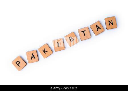 Das Wort PAKISTAN, Dinkel mit hölzernen Buchstabensteine über einem weißen Hintergrund. Stockfoto