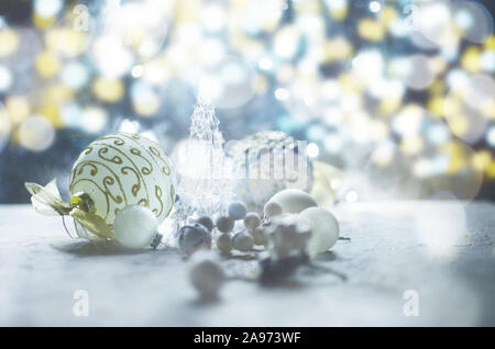 Schöne Weihnachten weiß Dekoration, Kugel, Beleuchtung Baum und Spielzeug mit hellen bokeh Lichter im Hintergrund, Kopieren, Winterurlaub Konzept Stockfoto