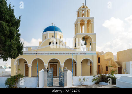 1. November 2019 - Santorini, Griechenland. Eine Griechisch-orthodoxe Kirche Saint George in Oia, Santorini. Stockfoto
