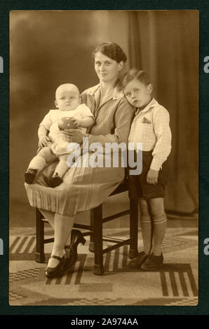 Europa, Deutschland, Hamburg, Murmeln, stand mit zwei Kindern, Aufnahme in einem Fotostudio, 1930er Jahre. /Europa, Deutschland, Hamburg, Mutter mit ihren zwei Kindern, studio Foto, um 1930Th. Stockfoto