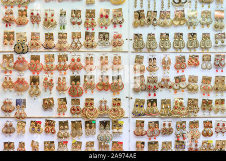Bunte Indische und Orientalische asiatische Ohrringe und Modeschmuck auf Retail Display Stockfoto