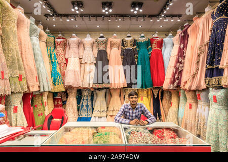 Punjabi, indische und asiatische kleider und Saris auf Anzeige, traditionelle, bunte Abend tragen und Kleidung in einem Geschäft in Southall, London, UK Stockfoto