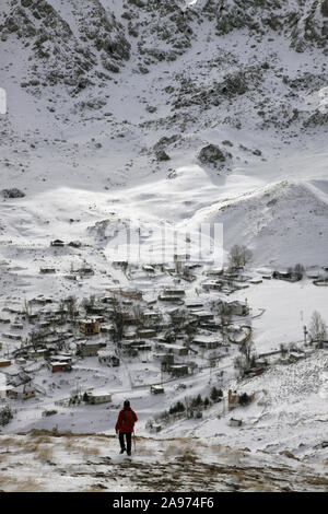 Mann zu Fuß vom Gipfel des Tunç Berg zu dem karçukuru Plateau in Antalya Stockfoto