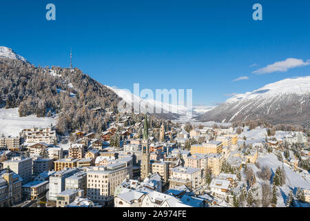Engadin St. Moritz. Wunderschönes Hotel in den Schweizer Alpen - Panorama im Winter Stockfoto