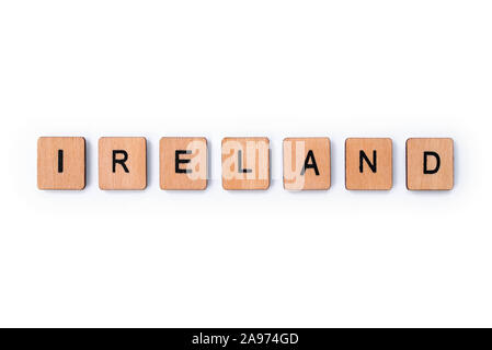 Das Wort IRLAND, Dinkel mit hölzernen Buchstabensteine, über einen weißen Hintergrund. Stockfoto