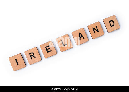 Das Wort IRLAND, Dinkel mit hölzernen Buchstabensteine, über einen weißen Hintergrund. Stockfoto