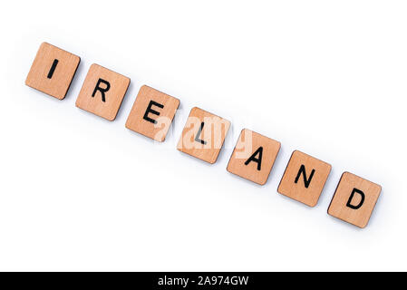 Das Wort IRLAND, Dinkel mit hölzernen Buchstabensteine, über einen weißen Hintergrund. Stockfoto