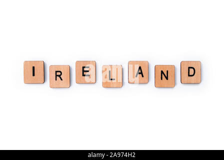 Das Wort IRLAND, Dinkel mit hölzernen Buchstabensteine, über einen weißen Hintergrund. Stockfoto