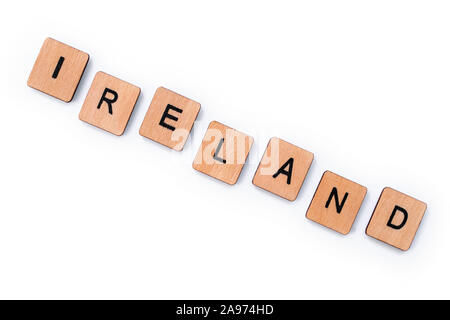 Das Wort IRLAND, Dinkel mit hölzernen Buchstabensteine, über einen weißen Hintergrund. Stockfoto