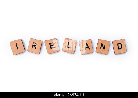 Das Wort IRLAND, Dinkel mit hölzernen Buchstabensteine, über einen weißen Hintergrund. Stockfoto