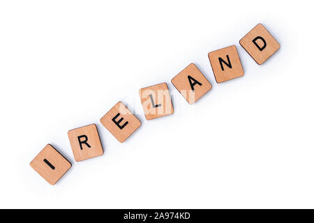 Das Wort IRLAND, Dinkel mit hölzernen Buchstabensteine, über einen weißen Hintergrund. Stockfoto