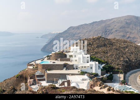 1. November 2019 - Santorini, Griechenland. Der Wanderweg von Oia Fira. Luxus Apartments mit Blick auf die Ägäis. Stockfoto