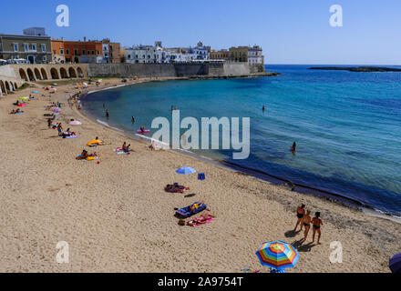 Sonnenbaden am Strand des Mittelmeers Hafen am tiefblauen Meer Stockfoto