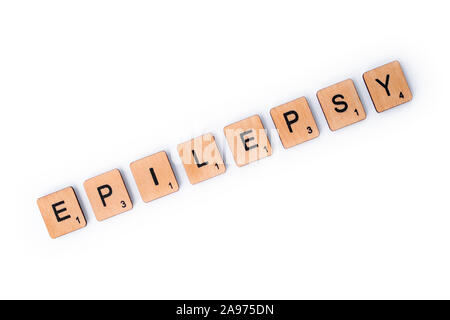 London, Großbritannien - 8. Juli 2019: Das Wort Epilepsie, Dinkel mit hölzernen Buchstabensteine über einem weißen Hintergrund. Stockfoto