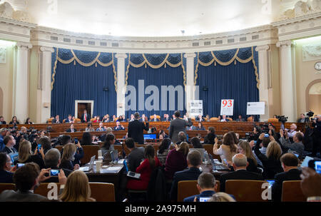 Washington, United States. 13 Nov, 2019. Der ukrainische Botschafter William Taylor (L) und Stellvertretender Sekretär George Kent sind Vereidigte vor Zeugen während der ersten öffentlichen Anhörungen durch das Haus permanent Select Committee on Intelligence statt als Teil der Heranziehung zur Untersuchung der US-Präsident Donald Trump, auf dem Capitol Hill in Washington, DC, 13. November 2019. Quelle: UPI/Alamy leben Nachrichten Stockfoto