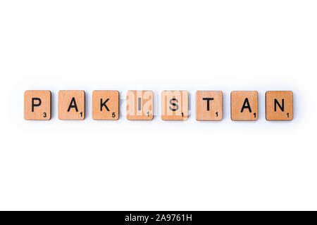 London, Großbritannien - 8. Juli 2019: Das Wort PAKISTAN, Dinkel mit hölzernen Buchstabensteine über einem weißen Hintergrund. Stockfoto