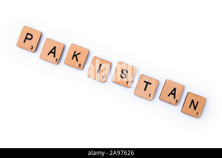 London, Großbritannien - 8. Juli 2019: Das Wort PAKISTAN, Dinkel mit hölzernen Buchstabensteine über einem weißen Hintergrund. Stockfoto