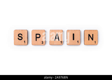 London, Großbritannien - 8. Juli 2019: Das Wort SPANIEN, Dinkel mit hölzernen Buchstabensteine, über einem weißen Hintergrund. Stockfoto