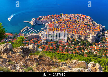 Luftbild der Altstadt von Dubrovnik mit Stadtmauer, Türme, Burgen und alten Hafen in Dubrovnik, Kroatien Stockfoto