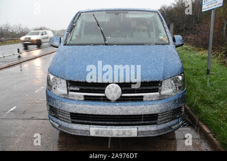 Okehampton, Devon, Großbritannien. 13. November 2019. UK Wetter, die Temperatur auf Dartmoor hat sank auf 0,5 Grad C am Nachmittag und Regen hat jetzt angefangen zu schneien. Kredit SImon Maycock/Alamy Leben Nachrichten. Stockfoto