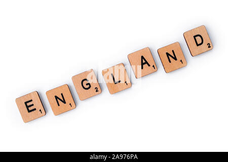 London, Großbritannien - 8. Juli 2019: Das Wort ENGLAND, Dinkel mit hölzernen Buchstabensteine, über einen weißen Hintergrund. Stockfoto