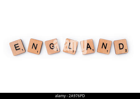 London, Großbritannien - 8. Juli 2019: Das Wort ENGLAND, Dinkel mit hölzernen Buchstabensteine, über einen weißen Hintergrund. Stockfoto