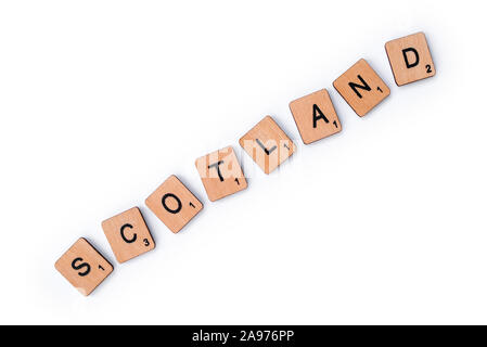 London, Großbritannien - 8. Juli 2019: Das Wort SCHOTTLAND, Dinkel mit hölzernen Buchstabensteine, über einen weißen Hintergrund. Stockfoto