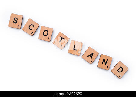 London, Großbritannien - 8. Juli 2019: Das Wort SCHOTTLAND, Dinkel mit hölzernen Buchstabensteine, über einen weißen Hintergrund. Stockfoto