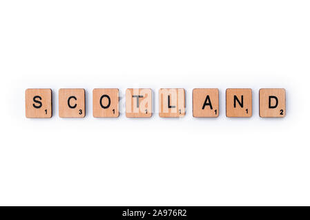 London, Großbritannien - 8. Juli 2019: Das Wort SCHOTTLAND, Dinkel mit hölzernen Buchstabensteine, über einen weißen Hintergrund. Stockfoto
