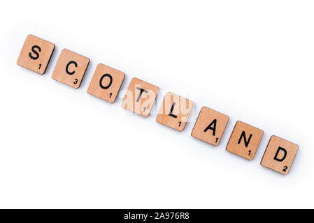 London, Großbritannien - 8. Juli 2019: Das Wort SCHOTTLAND, Dinkel mit hölzernen Buchstabensteine, über einen weißen Hintergrund. Stockfoto