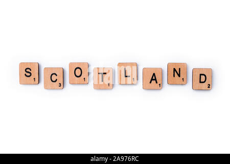 London, Großbritannien - 8. Juli 2019: Das Wort SCHOTTLAND, Dinkel mit hölzernen Buchstabensteine, über einen weißen Hintergrund. Stockfoto