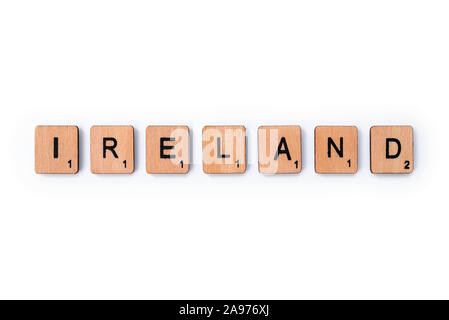 London, Großbritannien - 8. Juli 2019: Das Wort IRLAND, Dinkel mit hölzernen Buchstabensteine, über einen weißen Hintergrund. Stockfoto