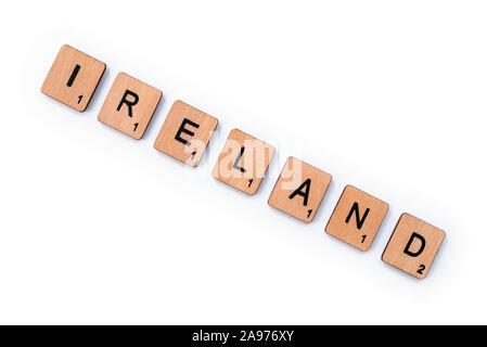 London, Großbritannien - 8. Juli 2019: Das Wort IRLAND, Dinkel mit hölzernen Buchstabensteine, über einen weißen Hintergrund. Stockfoto