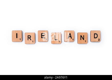 London, Großbritannien - 8. Juli 2019: Das Wort IRLAND, Dinkel mit hölzernen Buchstabensteine, über einen weißen Hintergrund. Stockfoto