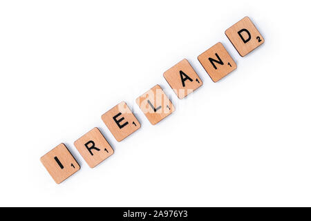 London, Großbritannien - 8. Juli 2019: Das Wort IRLAND, Dinkel mit hölzernen Buchstabensteine, über einen weißen Hintergrund. Stockfoto