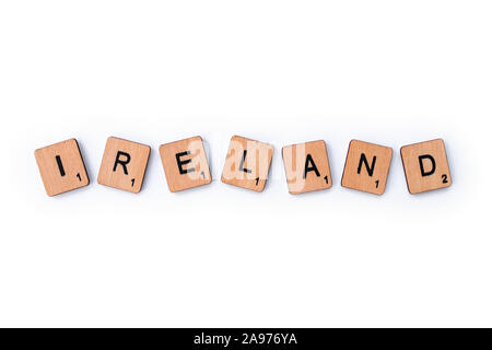 London, Großbritannien - 8. Juli 2019: Das Wort IRLAND, Dinkel mit hölzernen Buchstabensteine, über einen weißen Hintergrund. Stockfoto